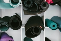 Cẩm nang chọn thảm tập Gym và Yoga: Độ dày, chất liệu TPE, PVC hay Cao su tự nhiên?