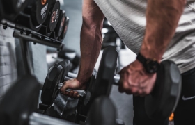 Đai lưng da bản thẳng 10mm vs Đai da bản cong 4-inch: Khác biệt khi Squat và Deadlift
