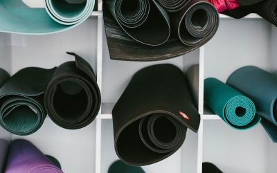 Thảm tập cao su tự nhiên (Natural Rubber) vs Thảm xốp TPE: Đâu là lựa chọn tối ưu?
